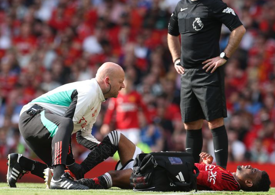 Manchester United besiegt Arsenal im Elfmeterschießen, Hojlender wurde verletzt